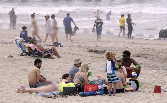 Warga AS piknik di Pantai Huntington, California, saat pandemi virus corona. (Foto: AP/Marcio Jose Sanchez)