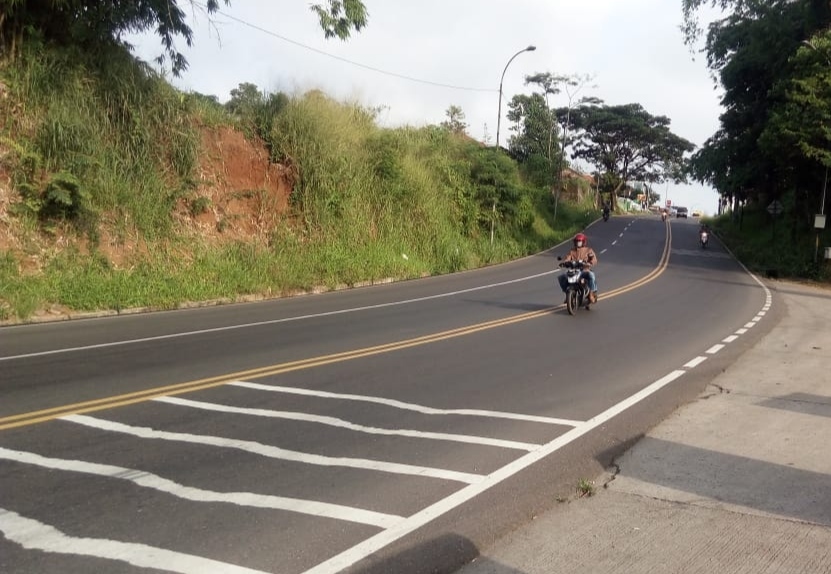 Beberapa kendaraan roda dua terlihat melintas di Jalan Raya Nagreg, Kabupaten Bandung, Jawa Barat, Senin (13/4/2020). (Foto: Muhammad Zein/dara.co.id)