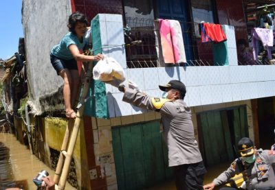 Kapolresta Bandung, Kombes Pol Hendra Kurniawan saat memberikan bantuan sembako kepada warga terdampak banjir di Kecamatan Dayeuhkolot, Kabupaten Bandung, Jawa barat, Kamis (9/4/2020). (Foto: Muhammad Zein/dara.co.id)