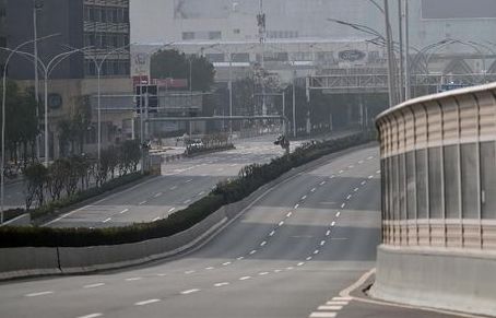 Kondisi Kota Wuhan, China, kosong saat lockdown untuk mencegah penyebaran virus corona. (Foto: Hector RETAMAL / AFP)