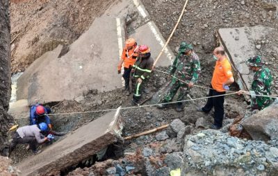 Tim gabungan saat melakukan pencarian korban tertimbun longsor di Kabupaten Purwakarta, Jawa Barat, Jumat (3/4/2020) sore. (Foto Humas Kantor SAR Bandung)