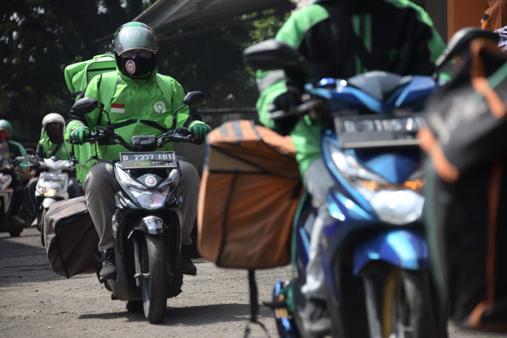 Pengemudi ojol saat mendistribusikan bansos dari Pemprov Jabar. (Foto: Humas Pemprov Jabar)