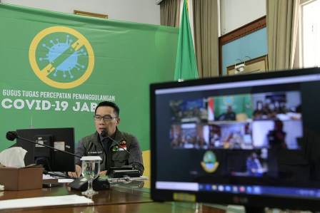 
Gubernur Jawa Barat, Ridwan Kamil menggelar rapat koordinasi (rakor) dengan lima kepala daerah Bandung Raya melalui video conference di Gedung Pakuan, Kota Bandung, Selasa (14/4/20/). (Foto : Humas Pemprov Jabar)

