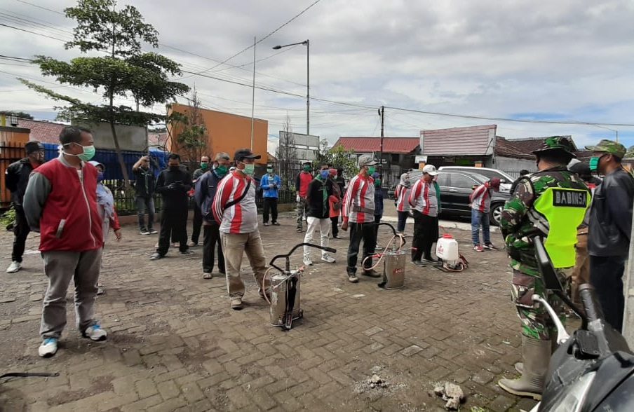 Sejumlah petugas Pemdes Sukaraja/kecamatan Sukaraja, Kaupaten Sukabumi, Jawa Barat melakukan persiapan sebelum menyemprot puluhan masjdi dengan cairan disinfektan, Sabtu (11/4/2020). (Foto: A. Gumilar/dara.co.id)