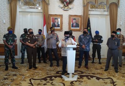 Plt Bupati Cianjur, Herman Suherman  (tengah) didampingi unsur Forkopimda saat konferensi pers di Pendopo Kabupaten Cianjur, Jawa barat, Senin (6/4/2020). (Foto: Purwanda/dara.co.id)