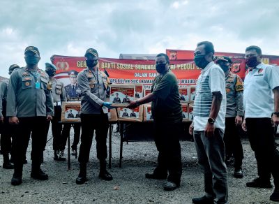 Kapolres Subang, AKBP Teddy Fanani secara simbolis memberikan paket sembako kepada perwakilan jurnalis di Mapolres Subang, Jalan Otista, Kabupaten Subang, Jawa Barat, Selasa (21/4/2020). (Foto: Deny Suhendar/dara.co.id)