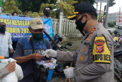 Kapolres Sukabumi Kota, AKBP Wisnu Prabowo saat membagikan sembako kepada warga Kota Sukabumi, Jawa Barat, Senin (6/4/2020). (Foto: Riri Satiri/dara.co.id)