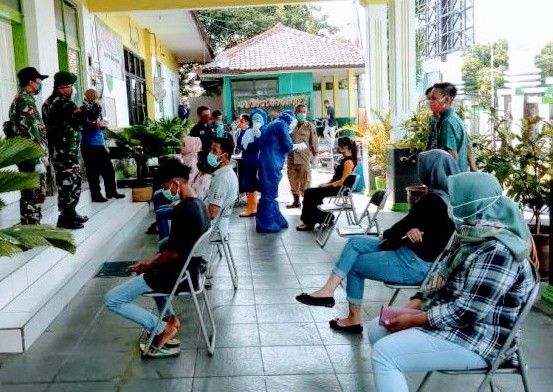 Sejumlah warga mengantre sebelum menjalani rapid test di Kantor Kecamatan Cipeundeuy, Kabupaten Subang, Jawa Barat, Kamis (9/4/2020). (Foto: Deny Suhendar/dara.co.id)