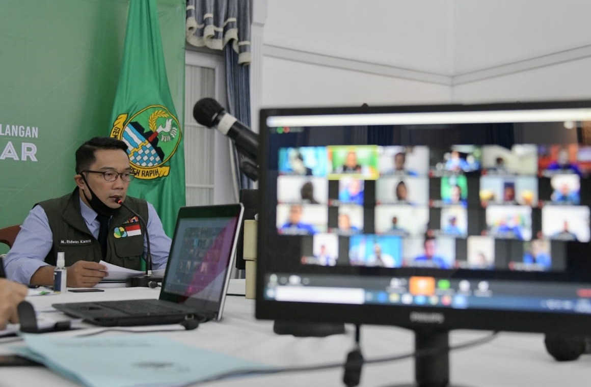 Gubernur Jawa Barat, Ridwan Kamil saat memberikan arahan kepada seluruh Ketua KNPI se-Jabar melalui video conference di Gedung Pakuan, Jalan Cicendo, Kota Bandung, Jawa Barat, Jumat (17/4/2020). (Foto: Humas Pemprov Jabar)