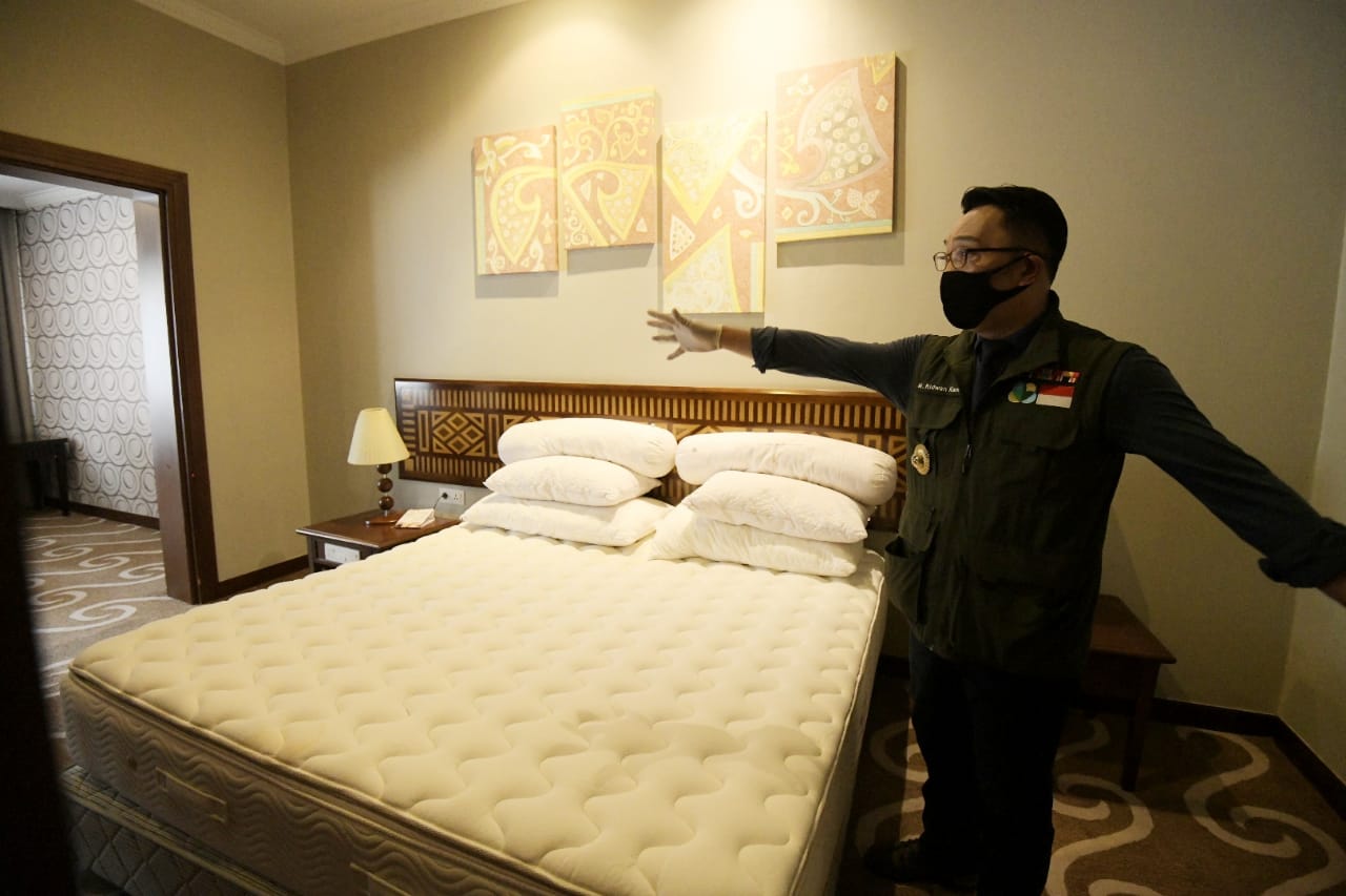 Gubernur Jabar, Ridwan Kamil saat meninjau fasilitas menginap untuk para tenaga menis perawat pasien Covid-19 di Hotel Prama Grand Preanger, Kota Bandung, Jawa Barat. (Foto: Humas Pemprov Jabar)