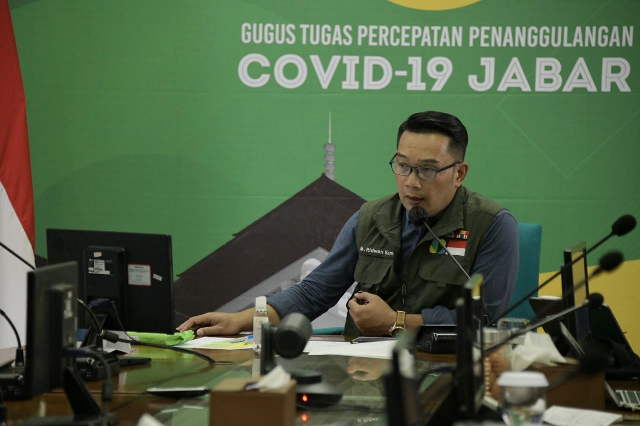 Ridwan Kamil saat melakukan rapat bersama Wakil Presiden melalui video conference, Selasa (7/4/2020). (Foto: Humas Pemprov Jabar)