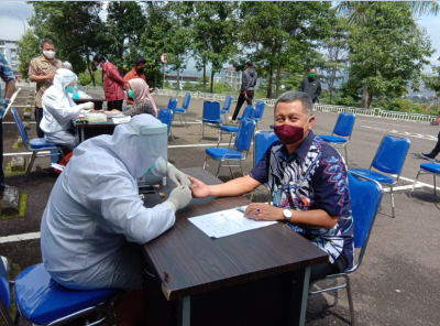 Sejumlah pejabat eselon 2 KBB sedang menjalani rapid tesr di halaman Gedung Utama Komplek Perkantoran KBB-Ngamprah (Foto: Heni Suhaeni)