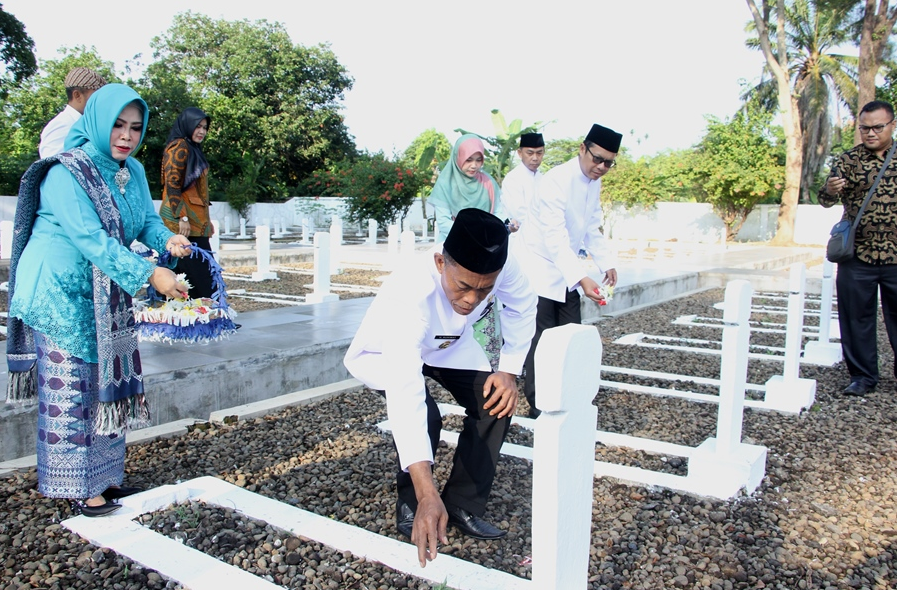 Bupati, Wakil Bupati dan Sekda Subang ziarah serta tabur bunga di emakam pahlawan dalam rangka memperingati hari jadi ke 72 tahu, Minggu 5 April 2020 (Foto: Deny Suhendar/dara.co.id)