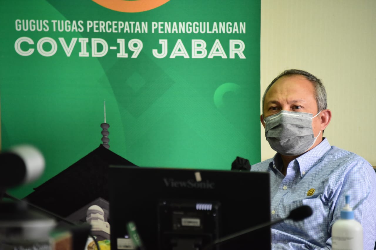 Sekda Jawa Barat, Setiawan Wangsaatmaja saat melakukan Video Conference dengan BPK Jabar, Rabu (15/4/2020). (Foto: Humas Pemprov Jabar)