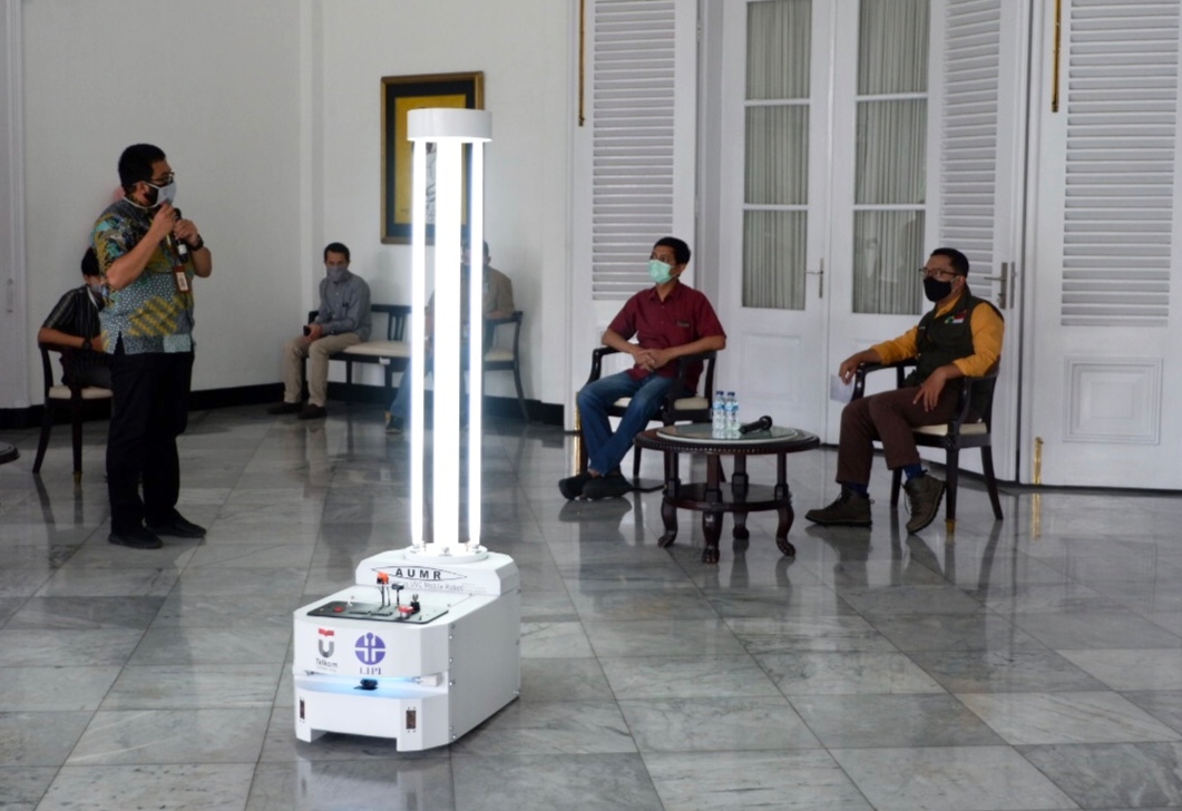 Tim dari Telkom University mempresentasikan robot AUMR di hadapan Gubernur Jabar, Ridwan kamil di Gedung Pakuan, Jalan Cicendo, Kota Bandung, Jawa Barat, Sabtu (18/4/2020). (Foto: Istimewa)