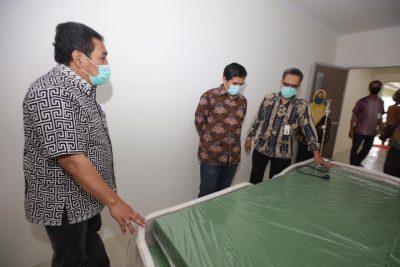 Wakil Bupati Bandung, Gun Gun Gunawan (tengah) saat meninjau ruang isolasi Covid-19 di RSUD Soreang Kabupaten Bandung, Jawa Barat, Kamis (16/4/2020). (Foto: Humas Setda Kabupaten Bandung)