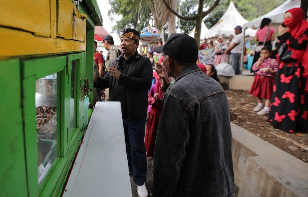 Bupati Bandung, H. Dadang M. Naser saat berbincang dengan seorang pedagang di kawasan Soreang, Kabupaten Bandung, Jawa Barat, Kamis (2/4/2020). (Foto: Humas Setda Kabupaten Bandung)