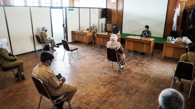 Wakil Bupati, Gun Gun Gunawan berdiskusi dengan tenaga medis, dalam kunjungannya ke RSUD Majalaya, Senin (6/4/2020) 