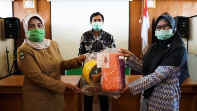 Wakil Bupati Bandung H. Gun Gun Gunawan menyaksikan secara simbolis penyerahan Alat Perlindungan Diri (APD) dari anggota Komisi II DPRD Jabar Sari Sundari Kepada Dirut RSUD Majalaya Tuty Haryati d RSUD Majalaya, Senin (6/4/2020). (Foto : Humas Pemkab Bandung)