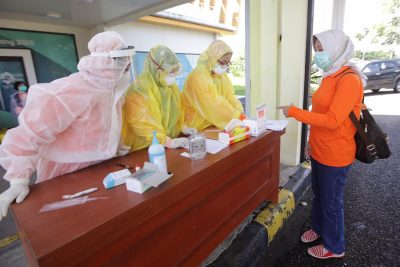 Tenaga medis Dinas Ksehetaan Kabupaten Bandung, mempersiapkan alat untuk Rapid Test Masih (Foto: Humas Pemkab Bandung)