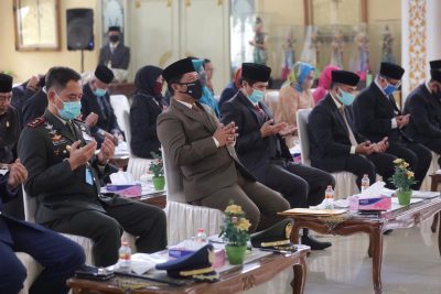 Unsur Forkopimda Kabupaten Bandung berdoa bersama saat merayakan HUT Kabupaten Bandung ke-379 di Aula Rumah Jabatan Bupati Bandung, Soreang, Kabupaten Bandung, Jawa Barat, Senin (20/4/2020). (Foto: Humas Setda Kabupaten Bandung)