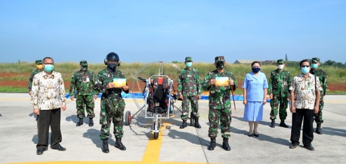 Lanud Suryadrama Kalijati Subang mendistribusiakn bantuan alat pelindung diri (APD) untuk Paramedis di RSUD Ciereng, Subang, Kamis (23/4/2020). (Foto : ist)