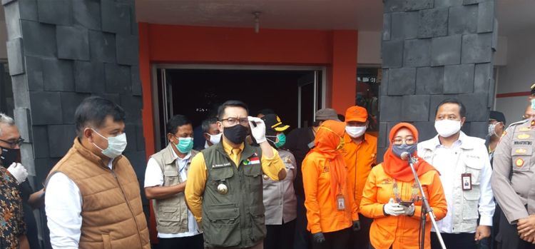 
Gubernur Jawa Barat Ridwan Kamil, didampingi Bupati Bandung Barat Aa Umbara, dan Kabag Ops Polres Cimahi Kompol Wiharyatmo memantau persiapan bantuan sembako, di Kantor Pemeriksa (KPR) PT Pos Indonesia, Jalan Raya Padalarang,Sabtu (18/4/2020). (Foto: PRFM)