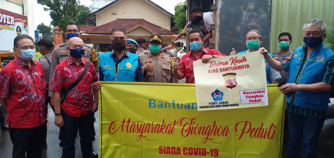 Paguyuban Sosial Masyarakat Tionghoa Cimahi memberikan sumbangan 1000 paket sembako untuk masyarakat. Subangan diterima Kapolres cimahi AkBP M Yorris M Marzuki, di Kantor Polres Cimahi, Kamis (16/4/2020). (Foto: Prasetyo)