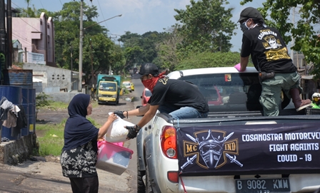 Ditengah pandemi Covid-19 Cosanostra Motorcycle Club Indonesia (CNMC) Region Cianjur, Jawa Barat melaksanakan Bakti Sosial membagikan sembako kepada para fakir miskin, pemulung dan ojek pangkalan di wilayah Kota Cianjur, Minggu (12/4/2020).(Foto : Purwanda/dara.co.id)

