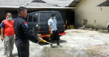 Seorang Personel Brimob Yon B Pelopor Polda Jawa Barat sedang melakukan penyemprotan disinfektan dalam penanganan dan pencegahan pandemi virus Corona, Jumat (3/4/2020). (Foto : Purwanda/dara.co.id)