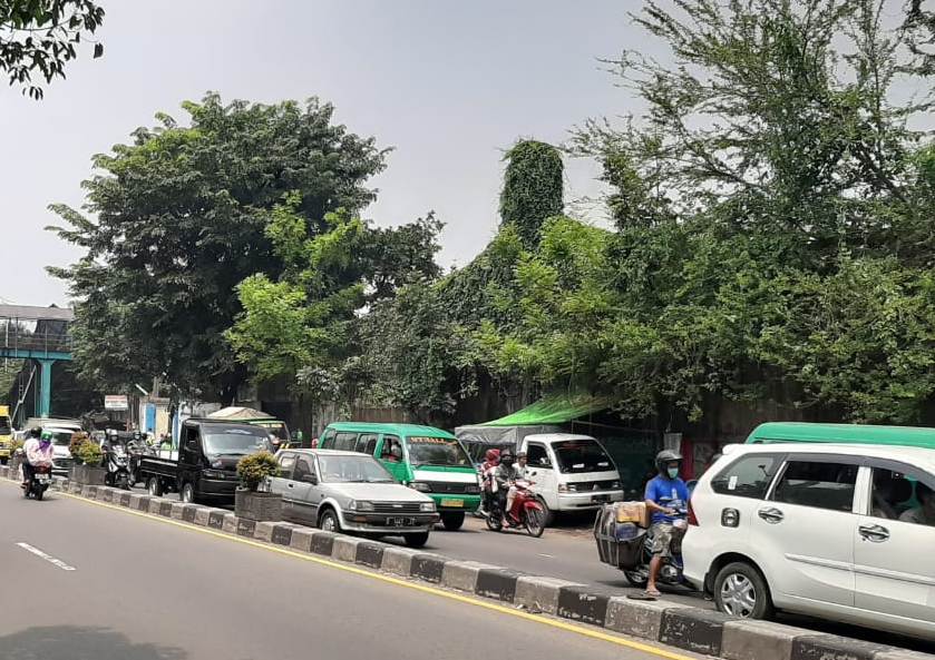 Jelang PSBB di Bandung Raya suasana arus kendaraan di Jalan Amir Mahmud Cimahi terlihat padat merayap. Foto diambil pukul 12/00 WIB, Senin (20/4/2020). (Foto: Prasetyo/dara.co.id)