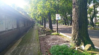 Tungkang cukur yang mengkal di trotoar sepanjang Jalan Supratman, Kota Bandung, Jawa Barat sudah lama menghilang, Kamis (16/4/2020). Hal itu bersamaan dengan datangnya wabah Corona. (Foto : ardian/dara.co.id)