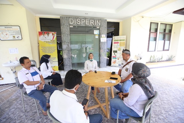 
Kepala Disperindag Kabupaten Bandung Hj. Popi Hopipah memimpin rapat dengan para kepala bidang Disperindag, di halaman kantornya, Rabu (1/4/2020). (Foto : Humas Pemkab Bandung)
