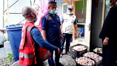 Bupati Bandung H. Dadang M. Naser bersama Kepala Pelaksana BPBD, Ahkmad Johara meninjau 
meninjau kesiagaan dapur umum lapangan (dumlap) di Kecamatan Bojongsoang, Minggu (5/4/2020). (Foto : Humas Kab. Bandung)

