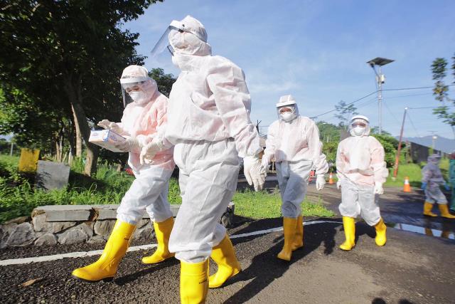 Pengorbanmu Tak Terhingga - Demi menyelamatkan jiwa warga Kabupaten Bandung dari keganasan virus Corona, Dinas Kesehatan menerjunkan puluhan petugas kesehatan  pada pelaksanaan  Rapid Test Massif tahap II, di kawasan Stadion Si Jalak Harupat (SJH) Kecamatan Kutawaringin, Selasa (7/4/2020). Dengan ekstra teliti mereka melayani 300 orang dari berbagai profesi. (Foto : Humas Pemkab Bandung)
