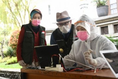 Gubernur Jabar Ridwan Kamil meninjau pelaksanaan rapid test, belum lama ini. (Foto : Web Humas Pemprov Jabar)
