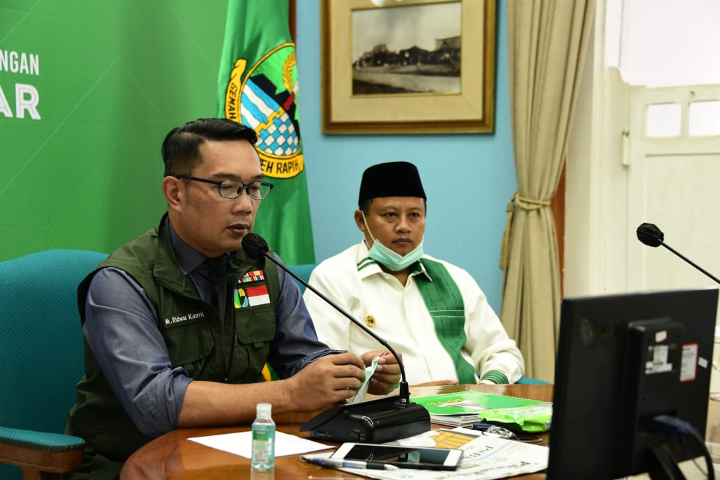 Gubernur Jawa Barat Ridwan Kamil bersama Wagub H. Uu Ruzhanul Ulum
melakukan video conference dengan MUI Jabar di Gedung Pakuan, Kamis (9/4/2020).(Foto : Humas Pemprov Jabar)
