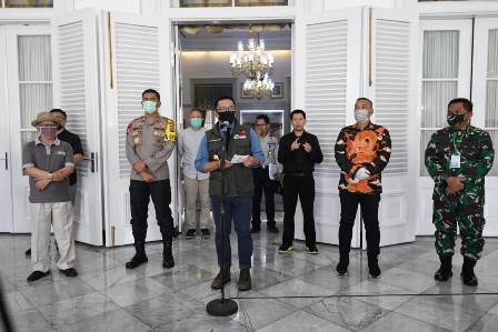 Gubernur Jawa Barat, Ridwan Kamil didampingi unsur Forum Pemerintah Daerah, saat melakukan Konfrensi Pers di Gedung Pakuan, Minggu (12/4/2020) (Foto: Humas Pemprov Jabar)
