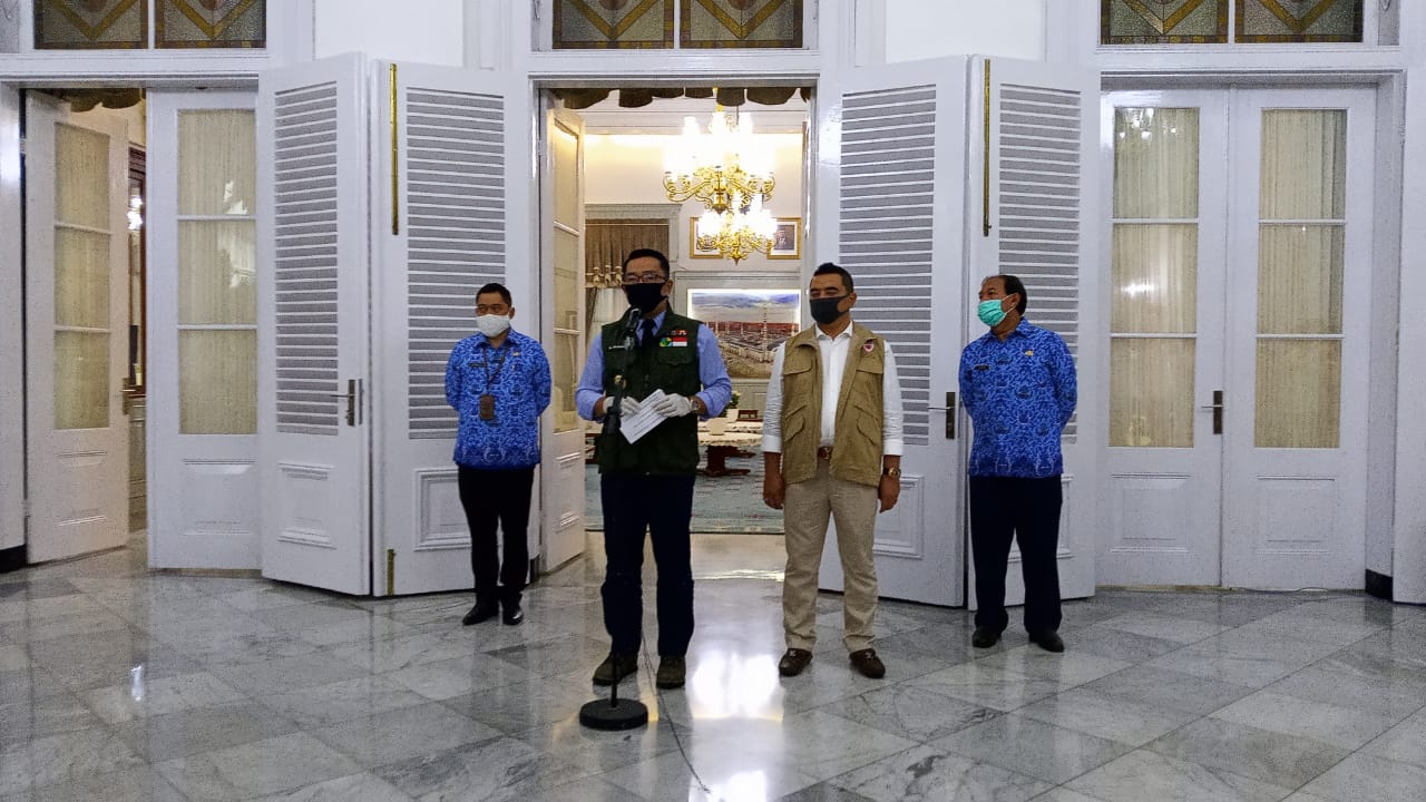  Ridwan Kamil saat melakukan konferensi pers perkembangan PSBB Bandung Raya di Gedung Pakuan, Jalan Otista, Kota Bandung, Jumat (17/4/2020). (Foto : Humas Pemprov Jabar)