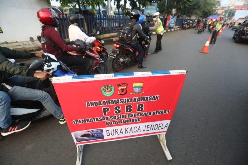 Petugas dari Polrestabes Bandung, melakukan penyekatan ruas jalan. (Foto : asep awaludin/dara.co.id)