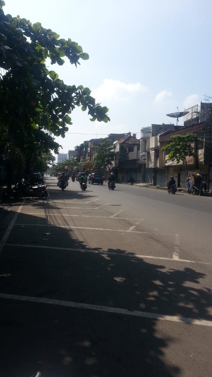 PSBB hari pertama, Jalan Kebonjati tanpak sepi (Foto: denkur/dara.co.id)