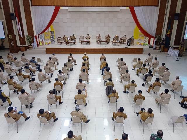 Bupati Bandung Dadang M Naser bersama Anggota DPRD dan unsur Forum Musyawarah Pimpinan Daerah menggelar rapat dengan para kades se- Kabupaten Bandung, di Gedung Mohamad Toha, Komplek Pemkab Bandung, Selasa (7/4/2020). Rapat membahas langkah -langkah penanggulangan pandemi Covid-19, dan bantuan Kelompok Penerima Manfaat dan miskin baru.