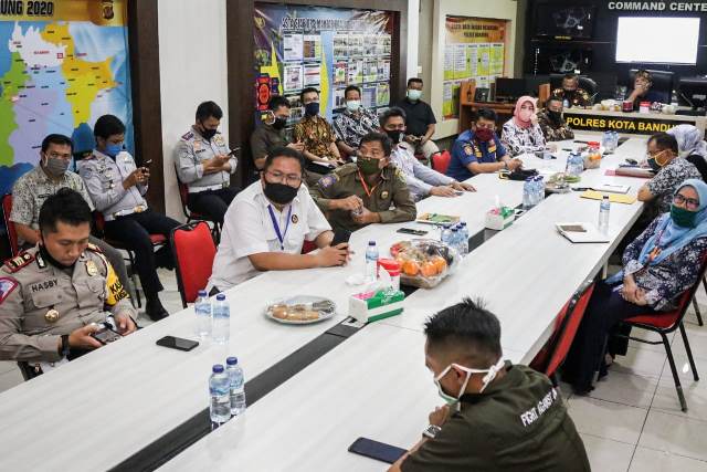 Teleconference pelaksanaan Operasi Ketupat Covid-19 di Polresta Bandung, Kamis (24/4/2020) Bupati Bandung H. Dadang M Naser mengungkapkan, pihaknya siap menindaklanjuti instruksi Pemerintah Pusat dan Pemerintah Provinsi (Pemprov) Jabar dalam keterpaduan pelaksanaan kegiatan tersebut.(Foto : Humas Kab. Bandung)
