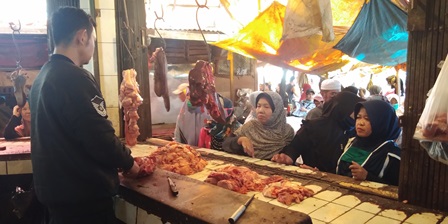 Meski ditengah pandemi corona, sejumlah pasar tradisional di Sukabumi, Jawa Barat dipenuhi pembeli. Sementara  harga bahan pokok penting terbilang stabil. (Foto : riri/dara.co.id)

