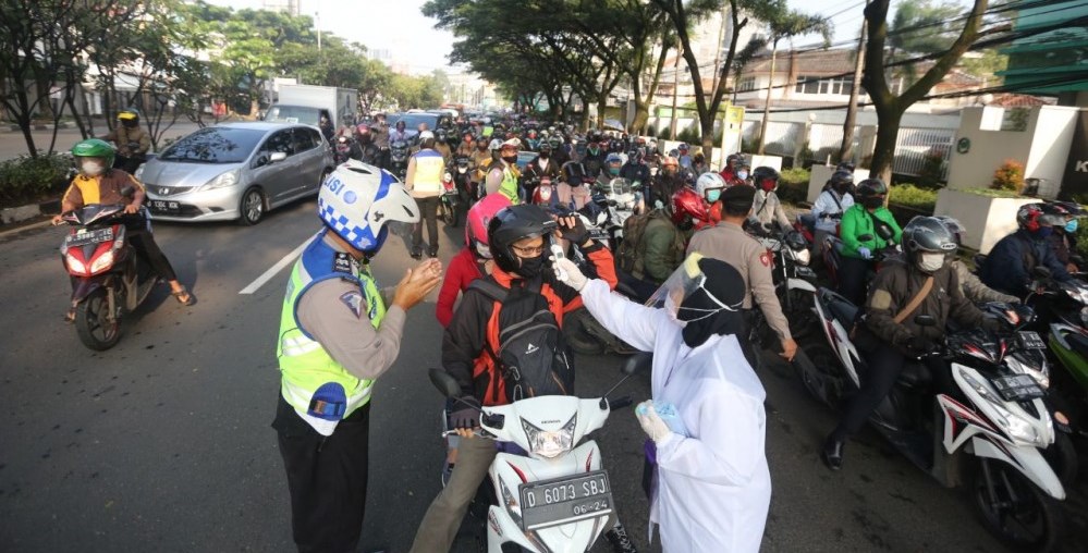 
Pengendara sepeda motor menjalani tes suhu tubuh diu check point di Jalan Djunjunan (Pasteur), Rabu (22/4/2020) pagi.(Foto : humas pemkot Bandung)