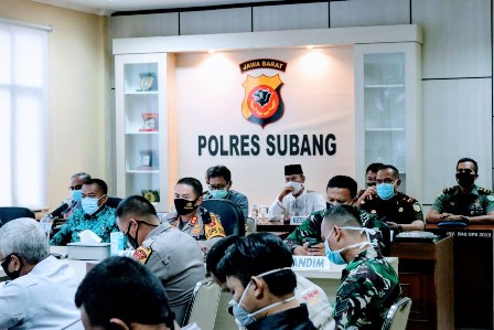 
Polisi Resort (Polres) Subang, menggelar Rapat Koordinasi (Rakor) Lintas Sektoral Ops Ketupat Lodaya 2020, menggunakan sistem video conference  di Aula Polres Subang, Jumat (24/04/2020). (Foto : deny suhendar) 