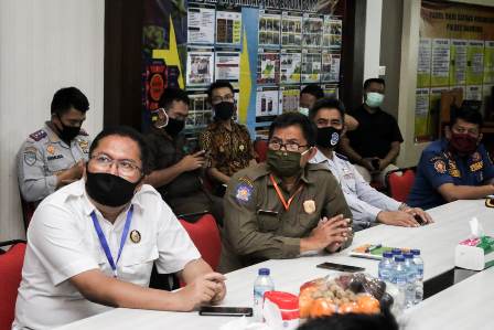 

Kepala Badan Kesbangpol, Imam Irianto, Kepala Kantor Satpol PP Kawaludin, dan Kepala Dinas Perhubungan, Zeis Zultaqawa tampak fokus mengikuti teleconference pelaksanaan Operasi Ketupat Covid-19 di Polresta Bandung, Kamis (24/4/2020).(Foto : Humas Pemkab Bandung)