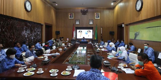 Sekretaris Daerah (Sekda) Kota Bandung, Ema Sumarna memimpin Rapat Koordinasi (Rakor) Pembahasan Rencana Teknis Pelaksanaan Simulasi Pembatasan Sosial Berskala Besar (PSBB) di Ruang Rapat Tengah Balai Kota Bandung, Jumat (17/4/20). Pemkot Bandung sudah mendapatkan gambaran secara detail terkait persiapan pemberlakuan PSBB yang direncanakan Rabu 22 April mendatang. Salah satu gambaran yang paling penting dipetakan, yakni antisipasi jalur masuk ke Kota Bandung agar pengendalian kendaraan serta aktivitas warga bisa dikurangi lebih optimal.(Foto : Web Pemkot Bandung)