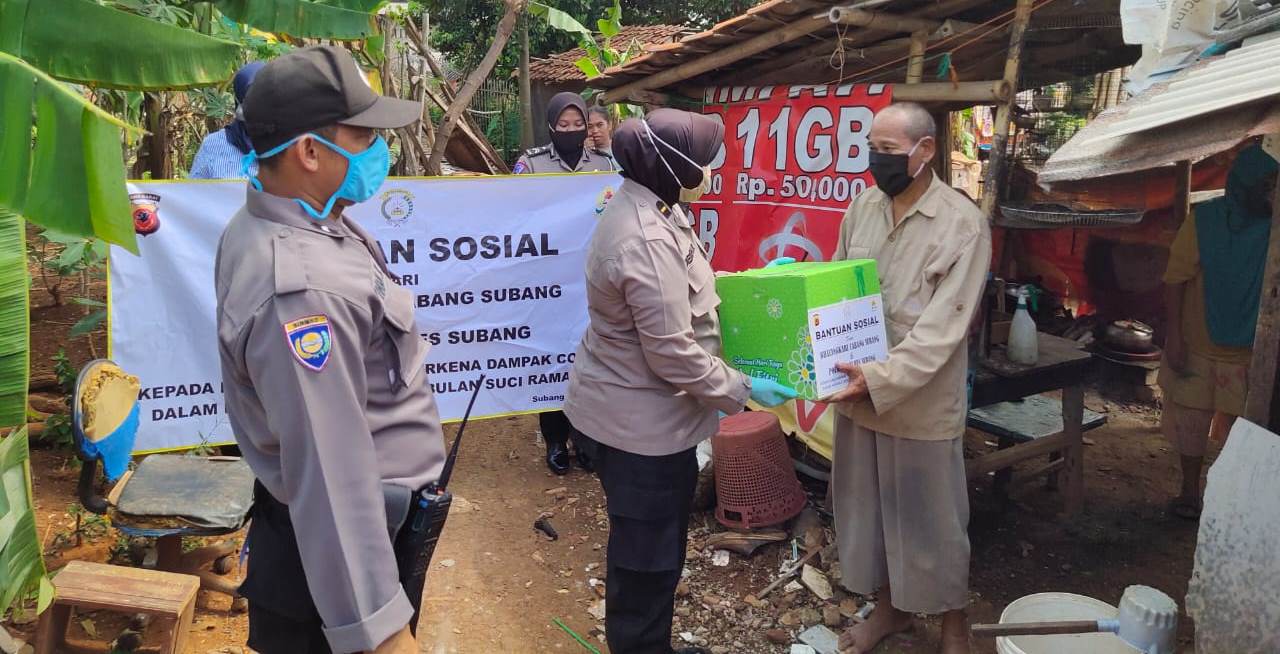 Jelang Ramadan 1441 H, Polwan Polres Subangb bersama Bhayangkari bagikan sembako Kepada Warga (Foto : Humas Polres Subang)

