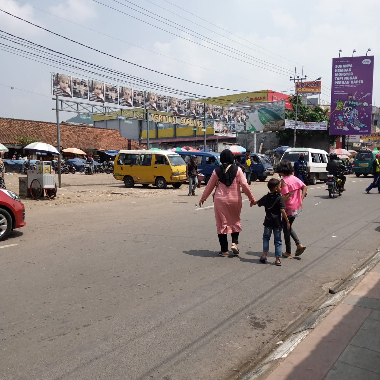 Dua hari jelang PSBB di Bandung Raya, situasi di seputar Soreang Kabupaten Bandung masih terlihat ramai (Foto: verawati/dara.co.id)